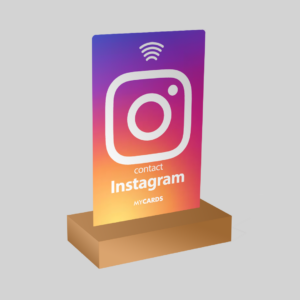 Porta il tuo profilo Instagram a un livello superiore con il nostro innovativo Instagram Stand. Evoluzione naturale della popolare MyCards Instagram, questo prodotto è stato progettato per offrire non solo funzionalità ma anche un tocco di eleganza e professionalità in qualsiasi ambiente. L’Instagram Stand è una card personalizzata che viene rielaborata in un formato verticale e posizionata su una basetta resistente. Questa configurazione consente di esporre il tuo profilo in modo chiaro e immediato, catturando l’attenzione di chiunque passi accanto. Grazie al QR code integrato e al link diretto, i clienti possono accedere al tuo profilo Instagram con un semplice gesto, senza bisogno di digitare nulla.