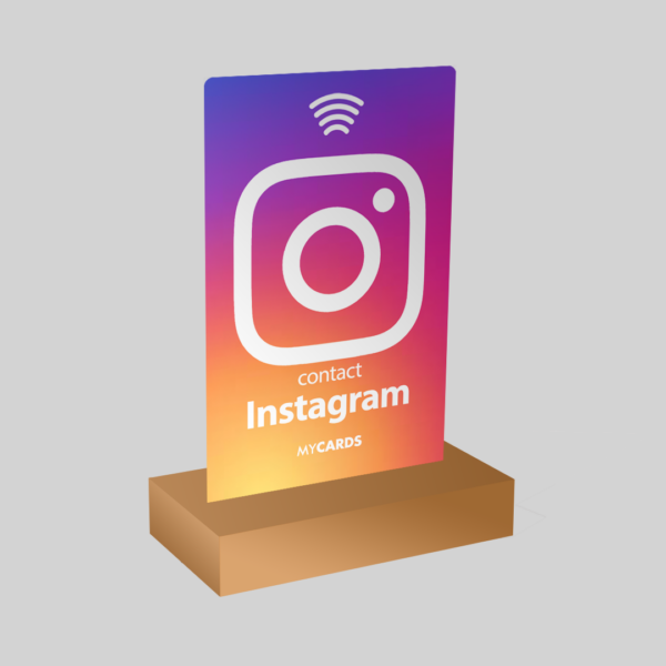 Porta il tuo profilo Instagram a un livello superiore con il nostro innovativo Instagram Stand. Evoluzione naturale della popolare MyCards Instagram, questo prodotto è stato progettato per offrire non solo funzionalità ma anche un tocco di eleganza e professionalità in qualsiasi ambiente. L’Instagram Stand è una card personalizzata che viene rielaborata in un formato verticale e posizionata su una basetta resistente. Questa configurazione consente di esporre il tuo profilo in modo chiaro e immediato, catturando l’attenzione di chiunque passi accanto. Grazie al QR code integrato e al link diretto, i clienti possono accedere al tuo profilo Instagram con un semplice gesto, senza bisogno di digitare nulla.